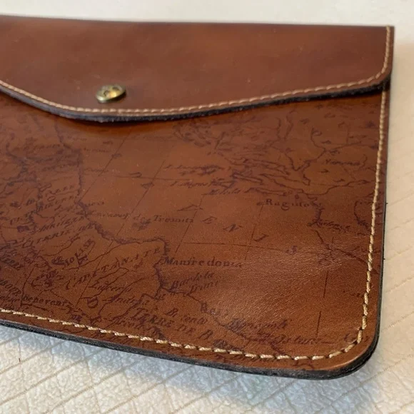 NWT Patricia Nash ‘Venezia Signature World Map’ leather clutch - Picture 7 of 16